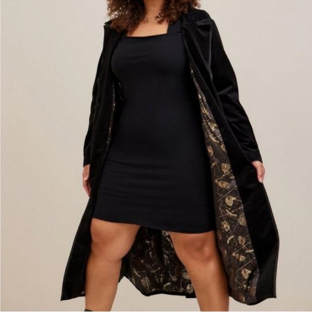 Torrid Harry Potter Celestial Velvet 2 Button Coat
New with tag - Size 4